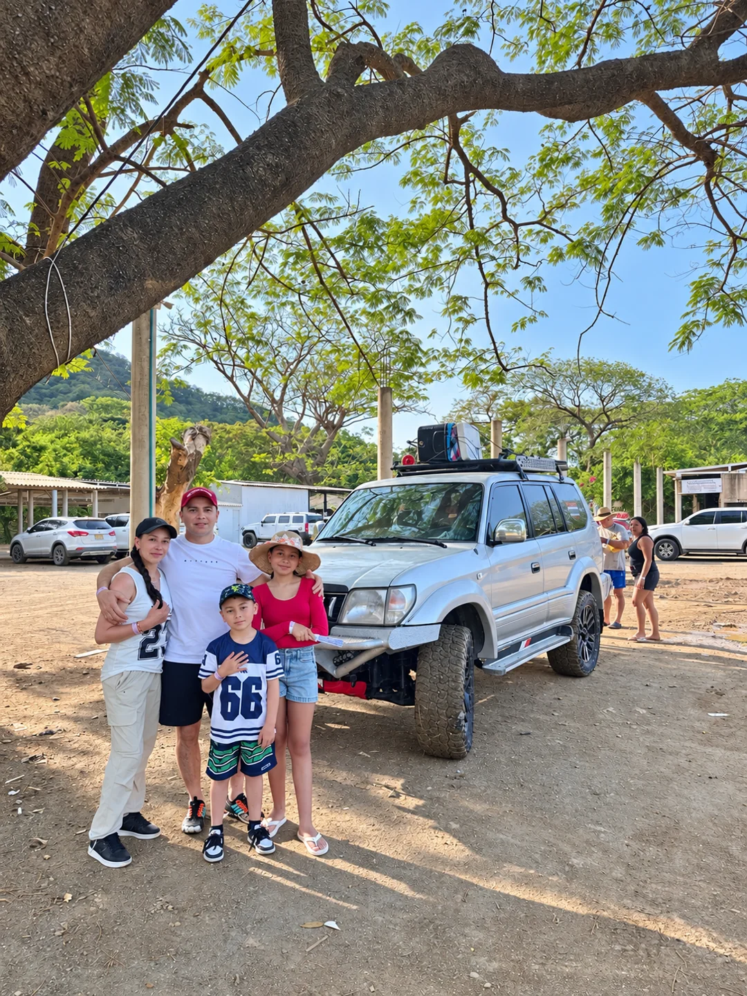 Familia junto a la camioneta 4x4 durante el paseo a Bahía Concha