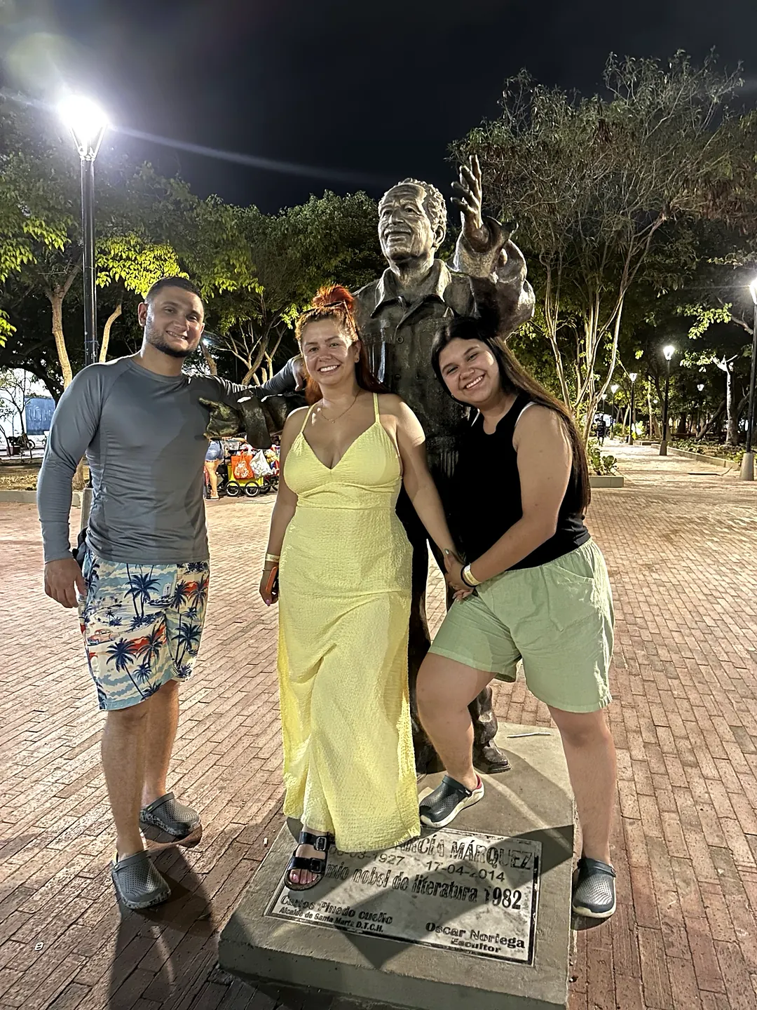 Visitantes junto al monumento de Simón Bolívar durante el recorrido nocturno por Santa Marta