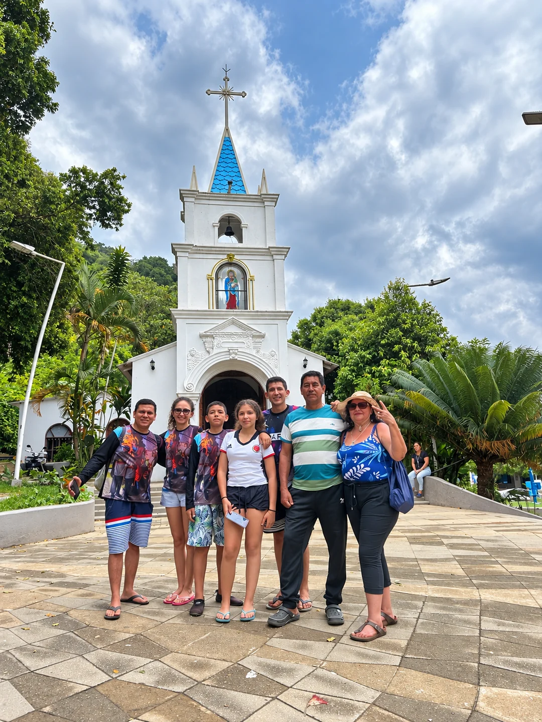 Grupo de viajeros frente a la iglesia del pueblo de Minca