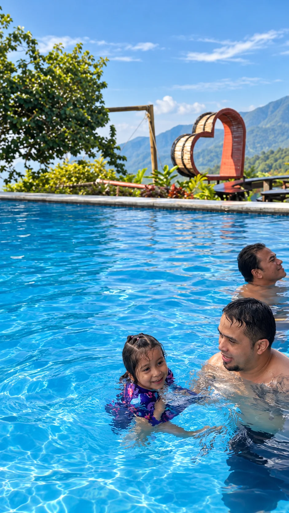 Familia en la piscina de Sierra Minca con el corazón del mirador y las montañas al fondo